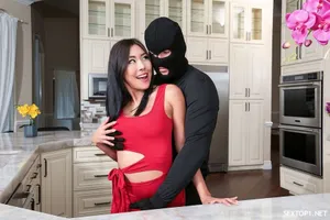 Cô giáo đến thăm nhà cậu học trò nghỉ học rồi bị bố cậu ấy giam cầm